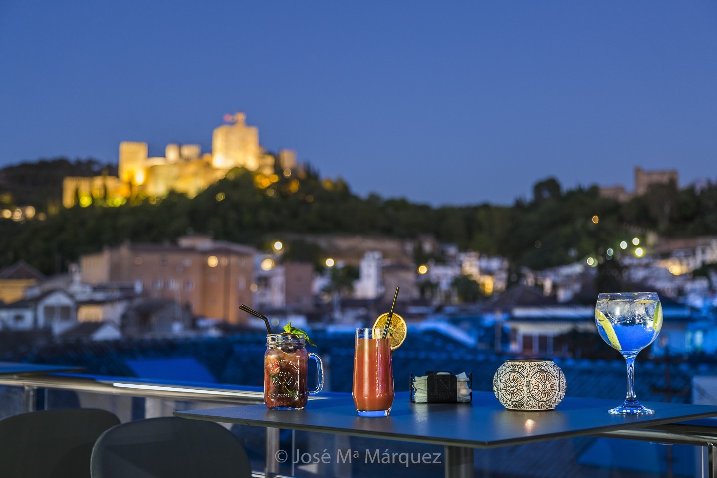 Vistas de La Alhambra al atardecer. Cócteles en la terraza del Hotel Gran Vía Eurostars. Reportaje publicitario