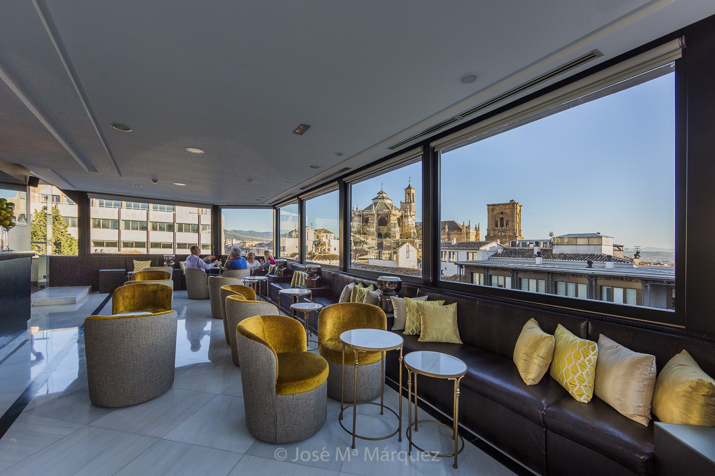 Zona clientes terraza Hotel Gran Vía Eurostars. Vistas a la Catedral de Granada. Reportaje publicitario para web