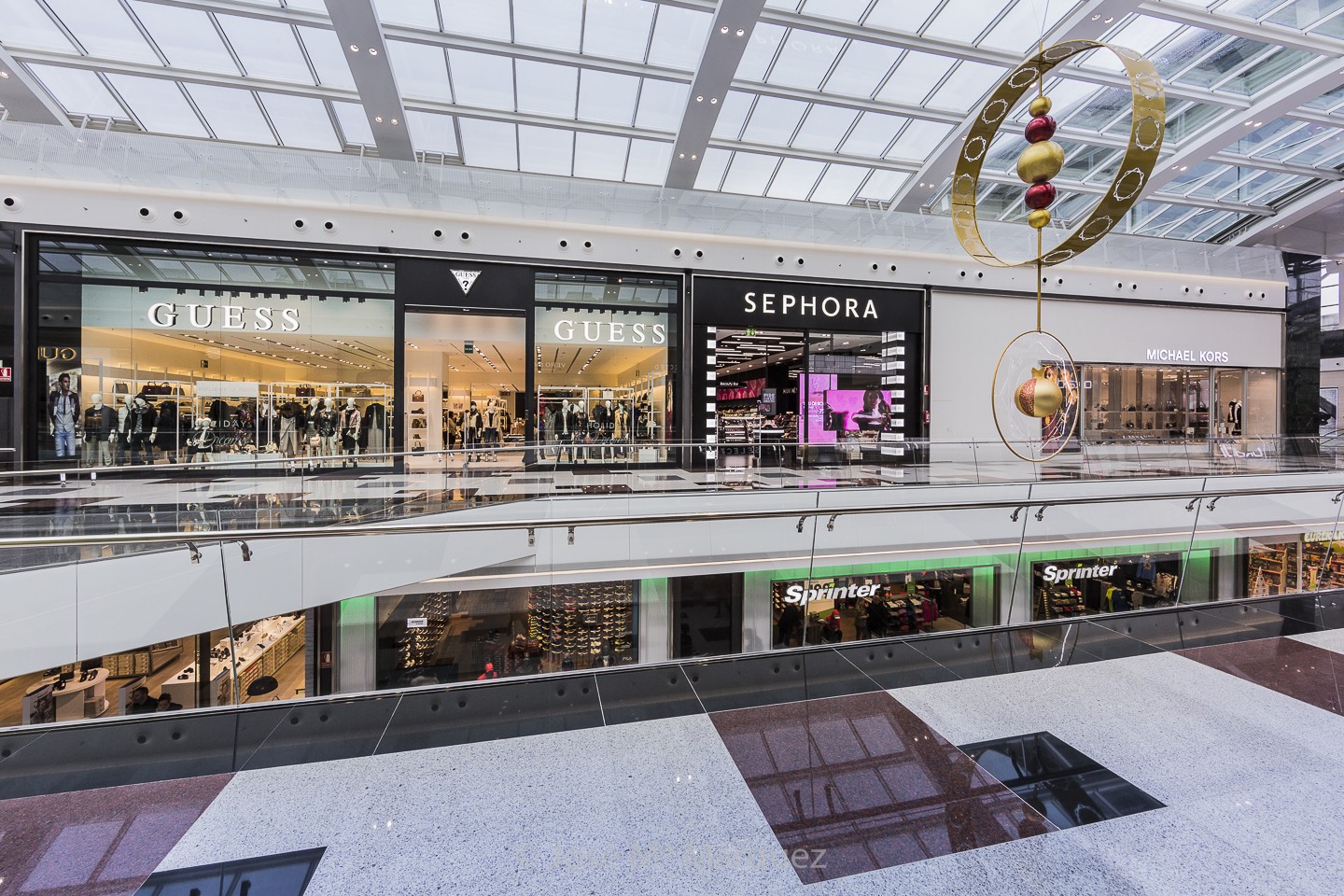 Fachada con escaparates tienda Guess Centro Comercial Nevada. Fotografía de empresa. Fotografía industrial Granada. Fotos Web