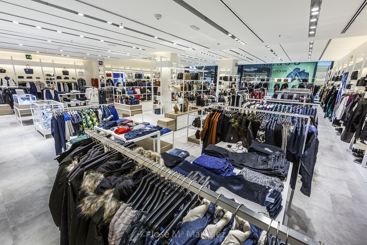 Interior tienda Guess Centro Comercial Nevada. Reportaje publicitario. Fotógrafo profesional Granada. Fotos Web