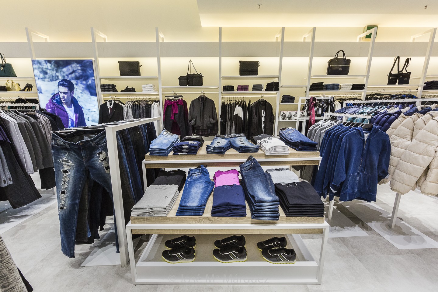 Moda Hombre tienda Guess Granada. Chaquetones, pantalones, camisas, camisetas. Fotogarfía publicitaria para empresas. Fotos Web