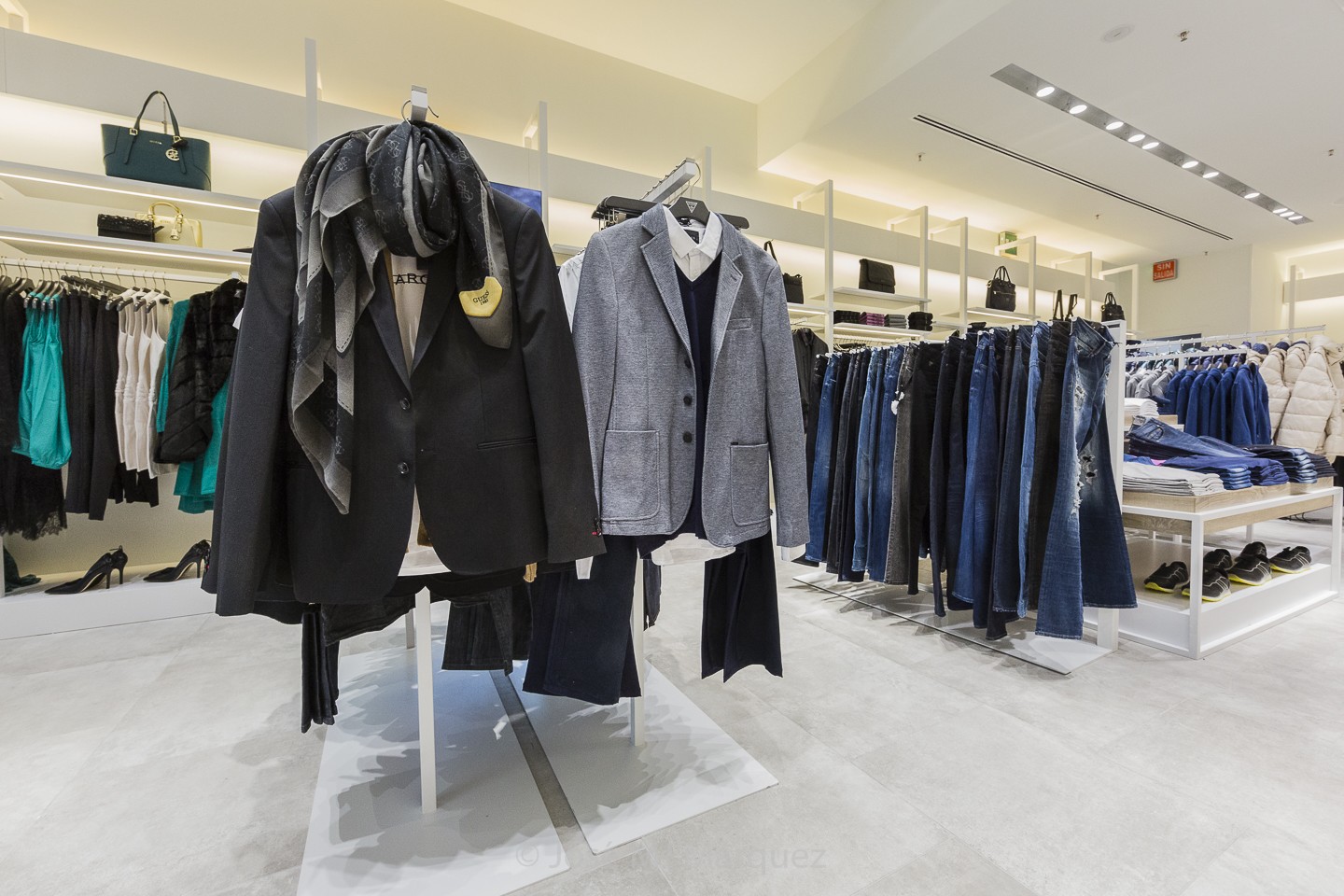 Percheros ropa hombre tienda Guess centro Comercial Nevada. Fotografía industrail. Fotógrafo empresas Granada