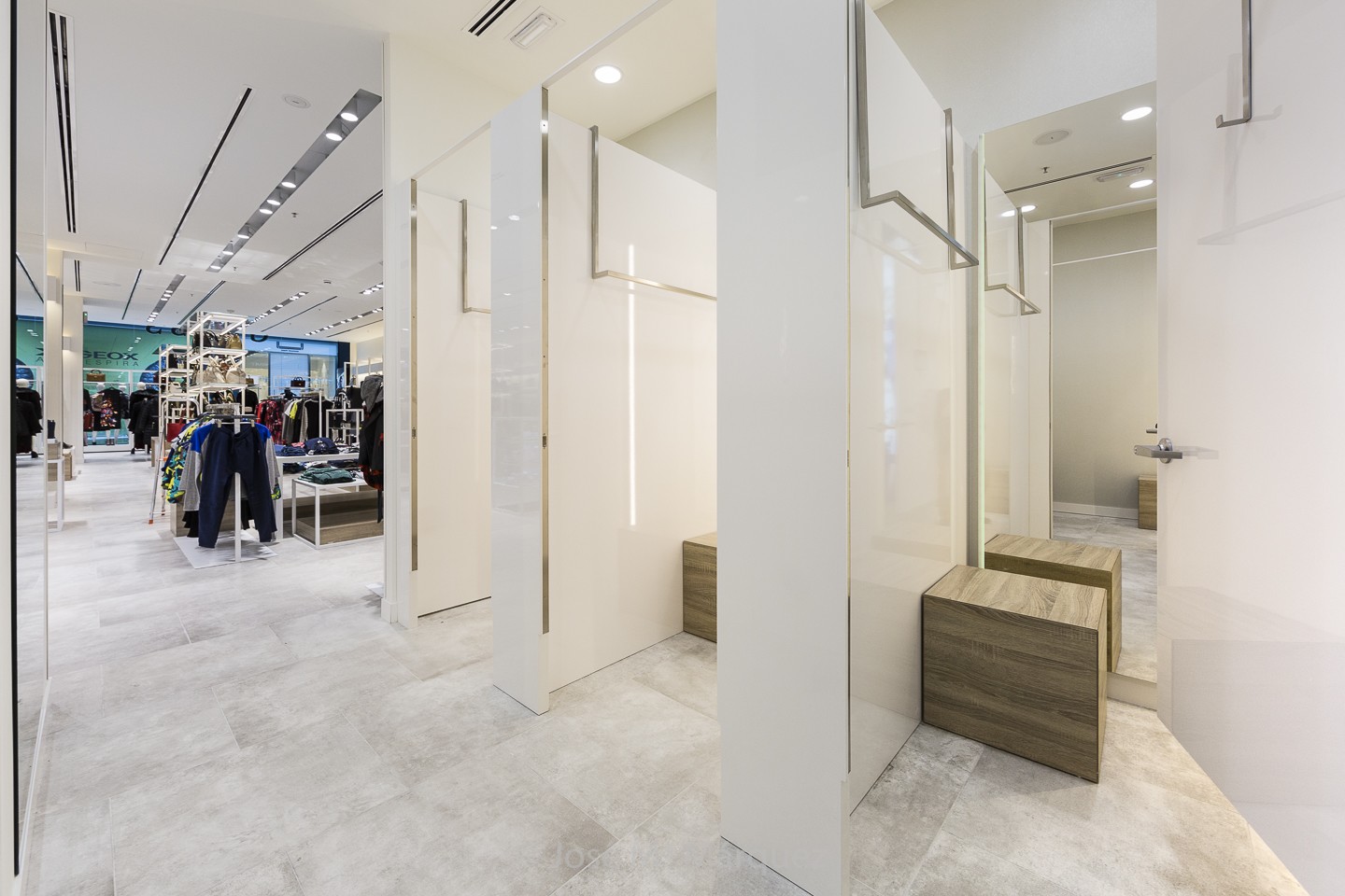 Probadores tienda moda Guess Centro Comercial Nevada. Fotógrafo profesional para empresas Granada. Fotografía industrial