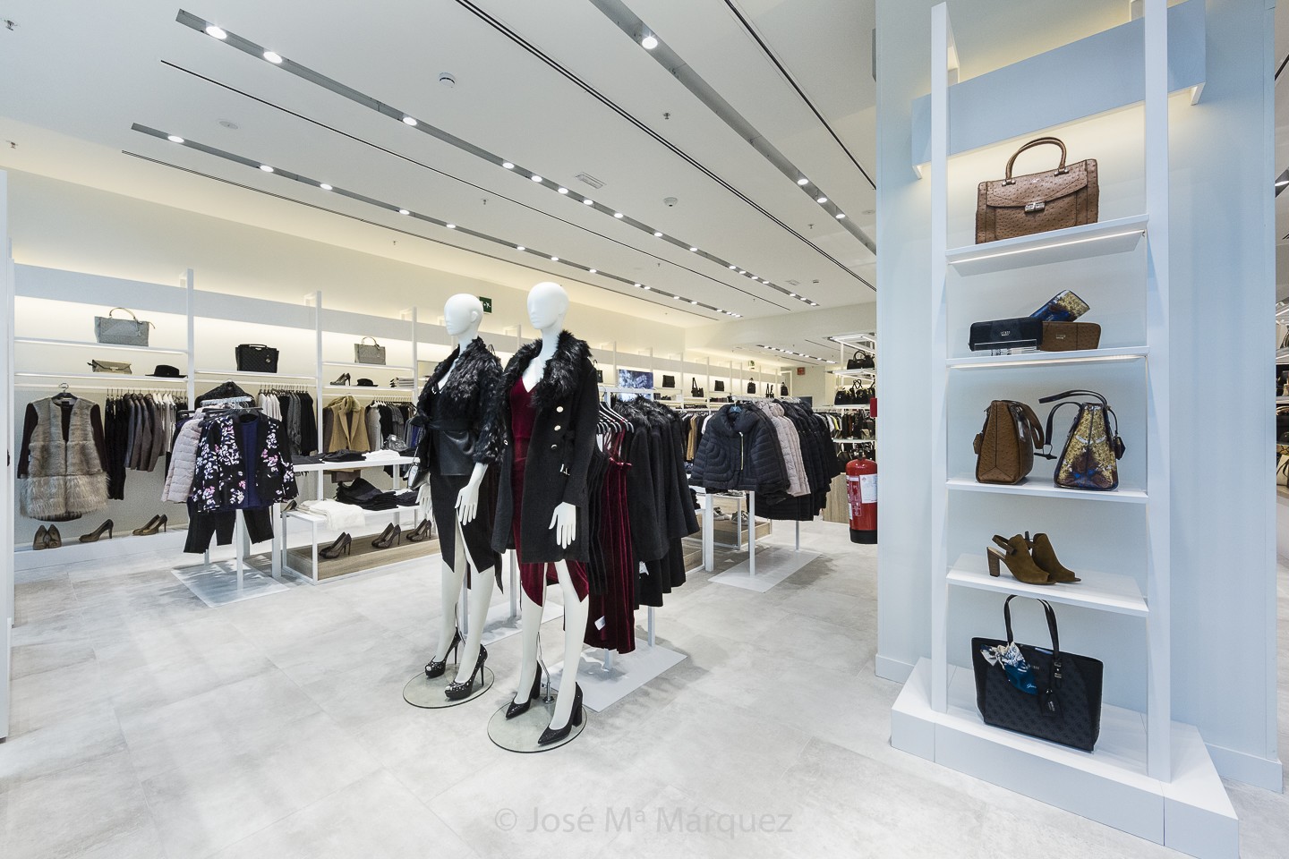 Sección mujer tienda Guess Centro Comercial Nevada. Foto profesional para empresas Granada. Fotógrafo de interiorismo y publicidad