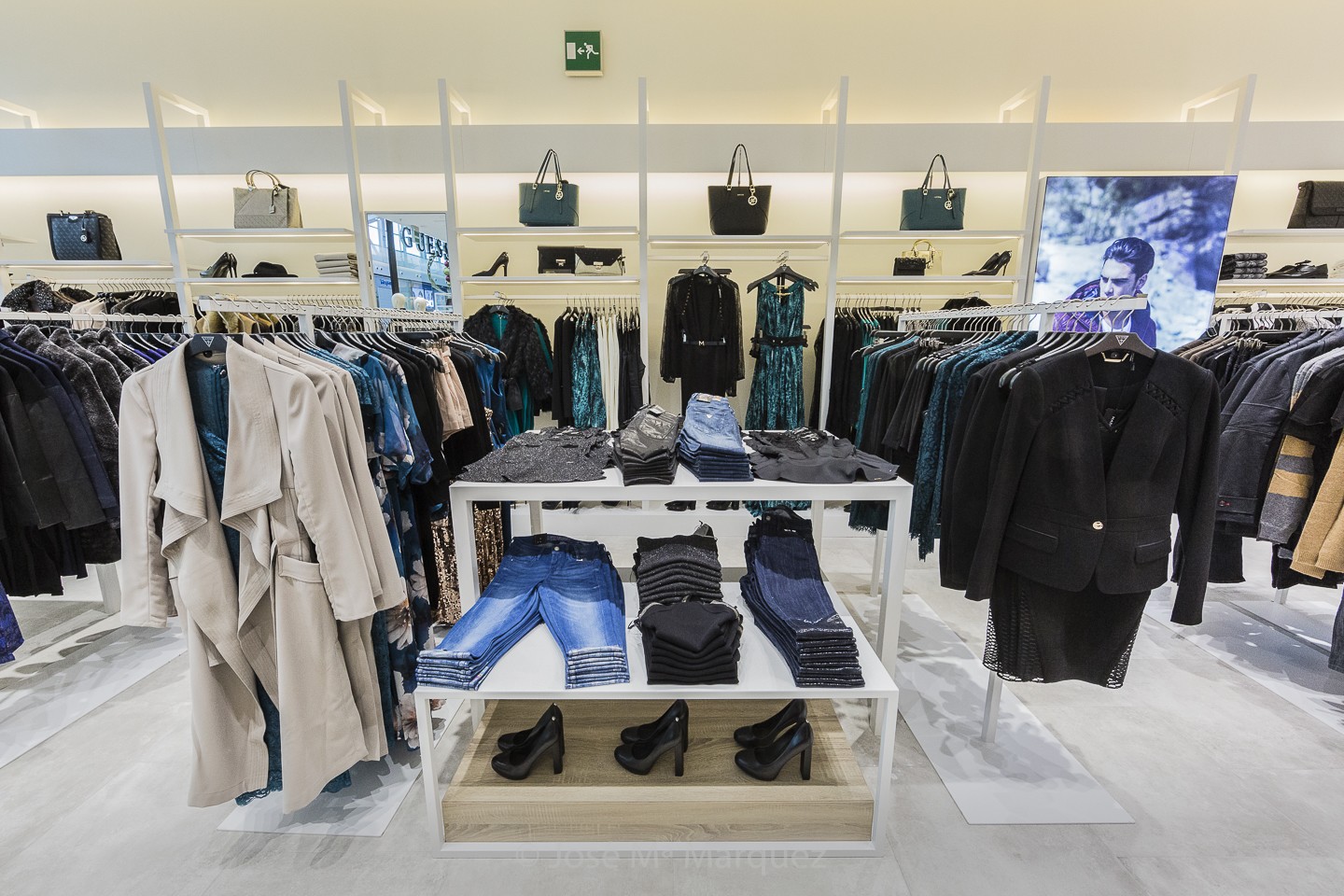 Tienda Guess Centro Comercial Nevada. Moda Mujer. Trajes, ropa vaquera y zapatos. Fotografía industrial Granada. Fotógrafo empresas