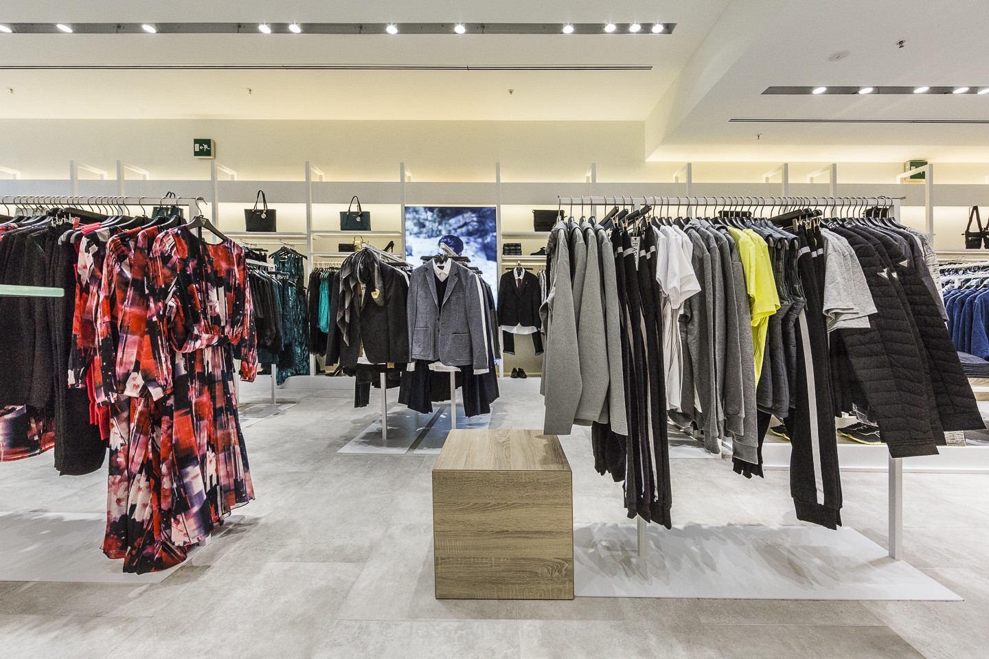 Tienda Guess Centro Comercial Nevada ropa mujer y hombre. Fotografía profesional industrial y publicitaria. Fotógrafos Granada