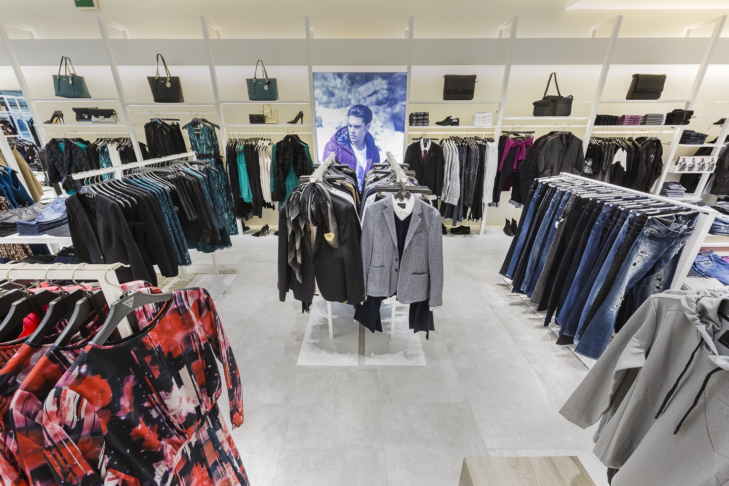 Tienda Moda. Ropa y complementos Guess. Fotografía publicitaria. Fotógrafo profesional empresas Granada