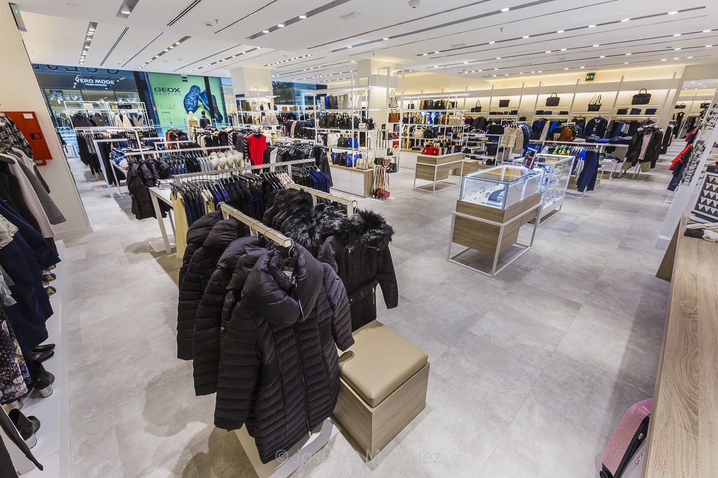 Vista general sección mujer tienda de moda y complementos Guess. Fotógrafo empresas Granada. Reportajes publicitarios para Web