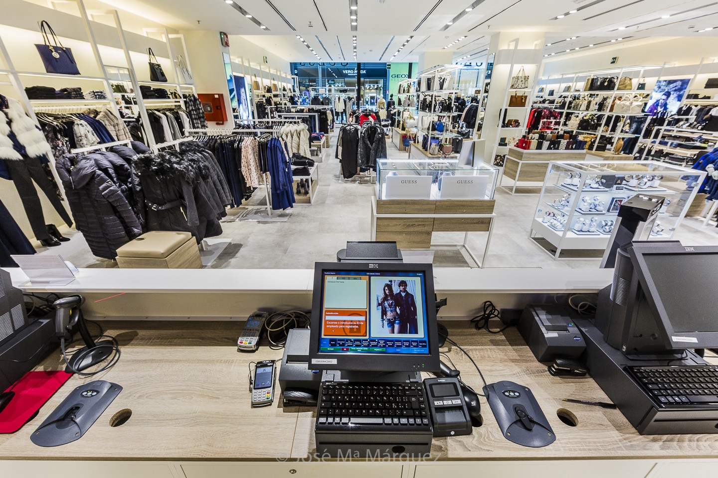 Vista general tienda Guess desde la zona de caja. Reportaje publicitario. Fotografía interiorismo. Fotógrafo profesional Granada