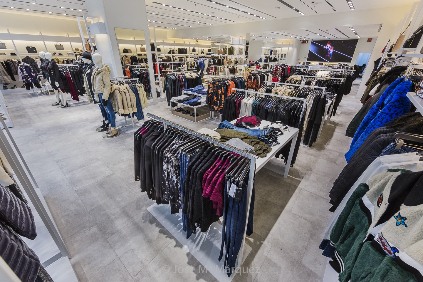 Vista general tienda Guess moda mujer Centro Comercial Nevada. Fotógrafo publicitario Granada. Fotografía publicitaria para empresas