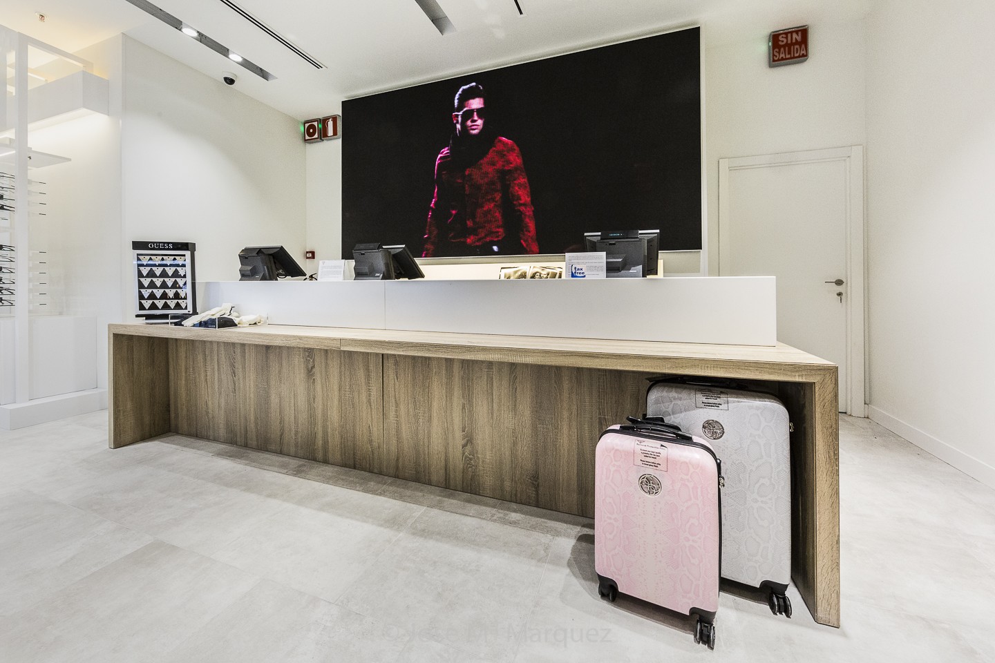 Zona de caja Tienda Guess Centro Comercial Nevada. Reportaje publicitario profesional para empresas. Fotógrafo Granada