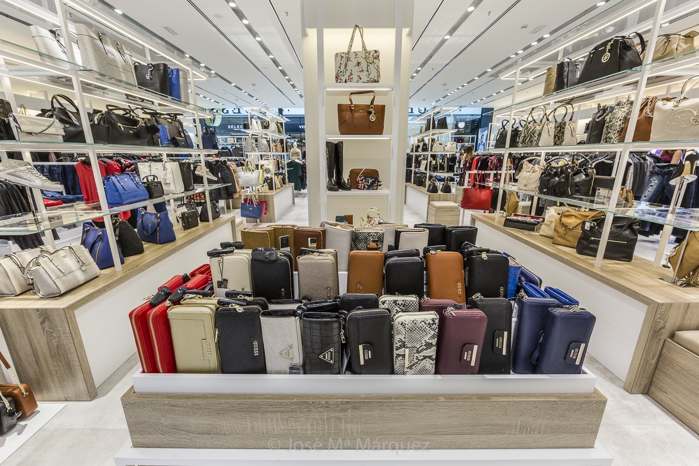 Zona de complementos bolsos y monederos tienda Guess Centro Comercial Nevada. Fotógrafo industrial Granada 