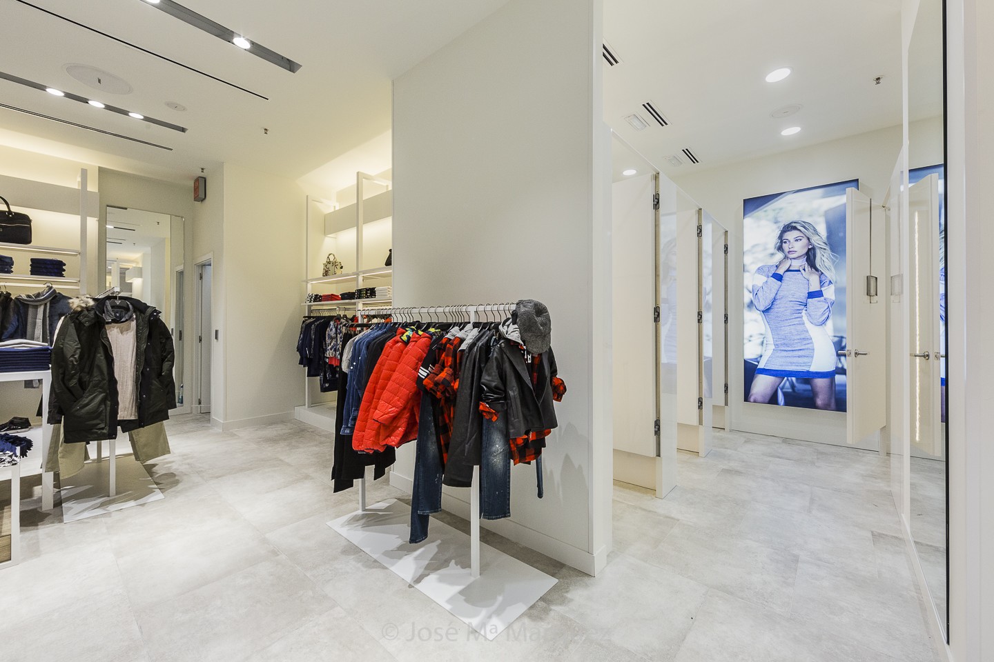 Zona de probadores tienda de moda. Fotografía empresas. Fotógrafo industrial y publicitario en Granada