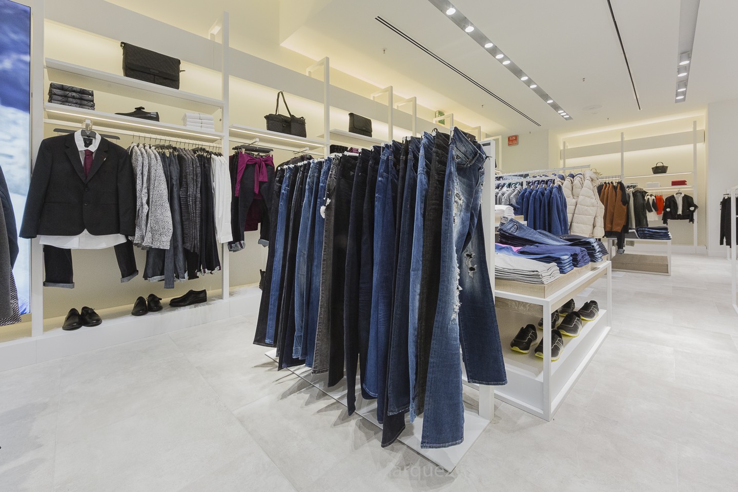 Zona moda hombre. Perchero ropa vaquera. Tienda moda Guess. Fotografía publiciataria. Fotógrafo empresas Granada