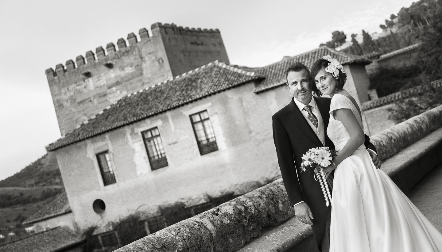 Retrato Exteriores de boda. Pareja en la Alhambra. Equilibrio Dinámico.