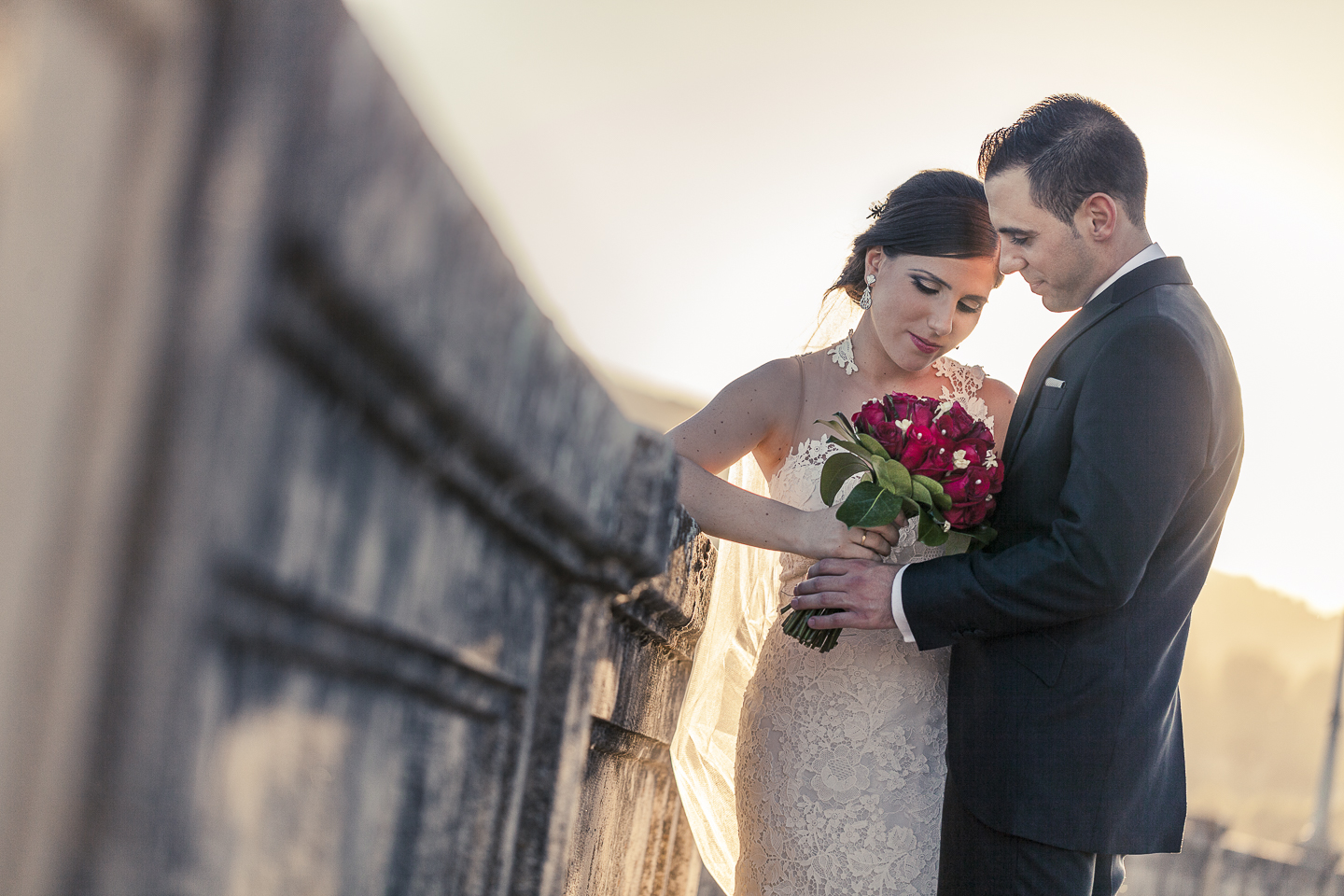 Retrato de boda. Pareja en exteriores.