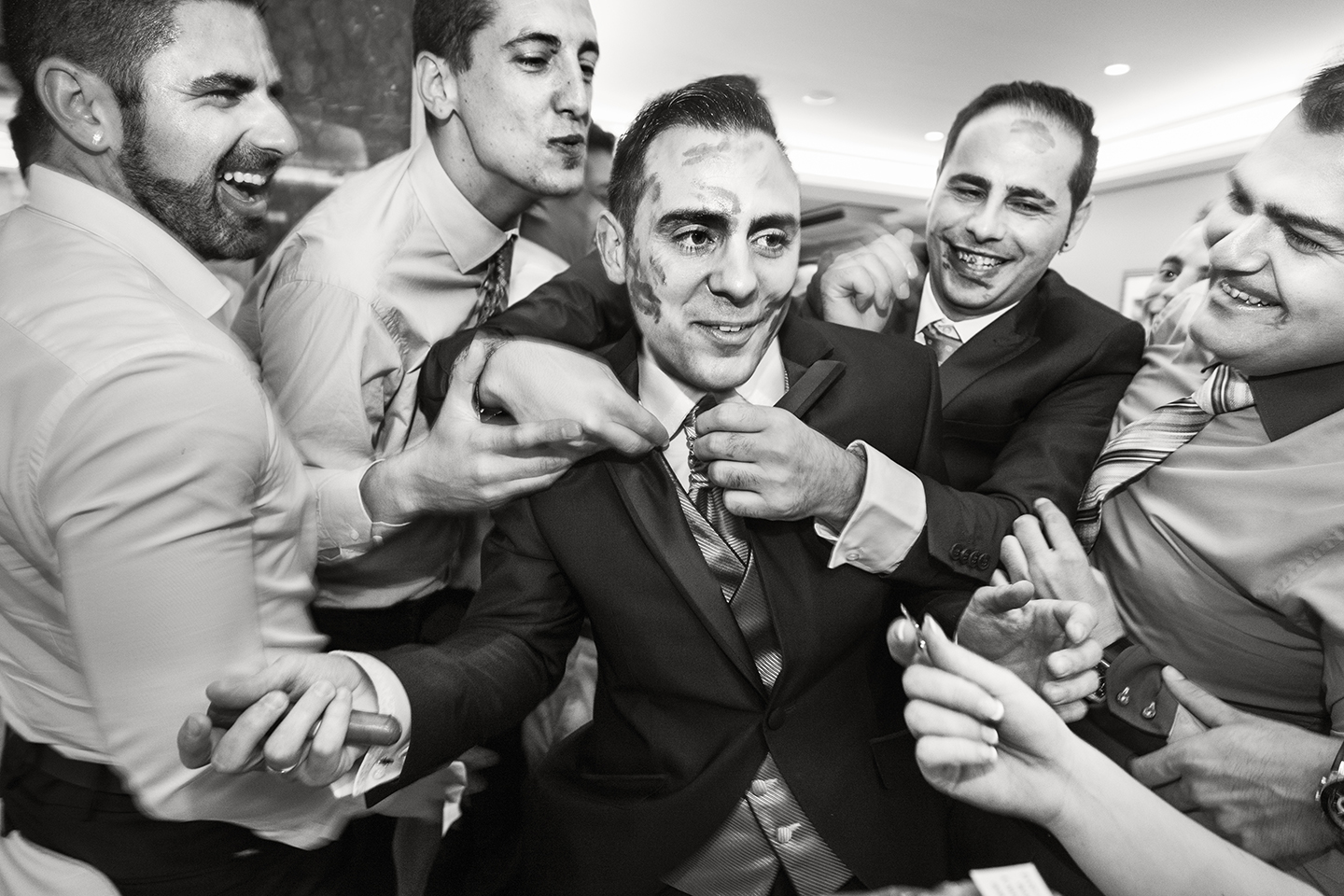 Instantánea de Boda. Tomas Falsas. Novio con los amigos en la celebración.