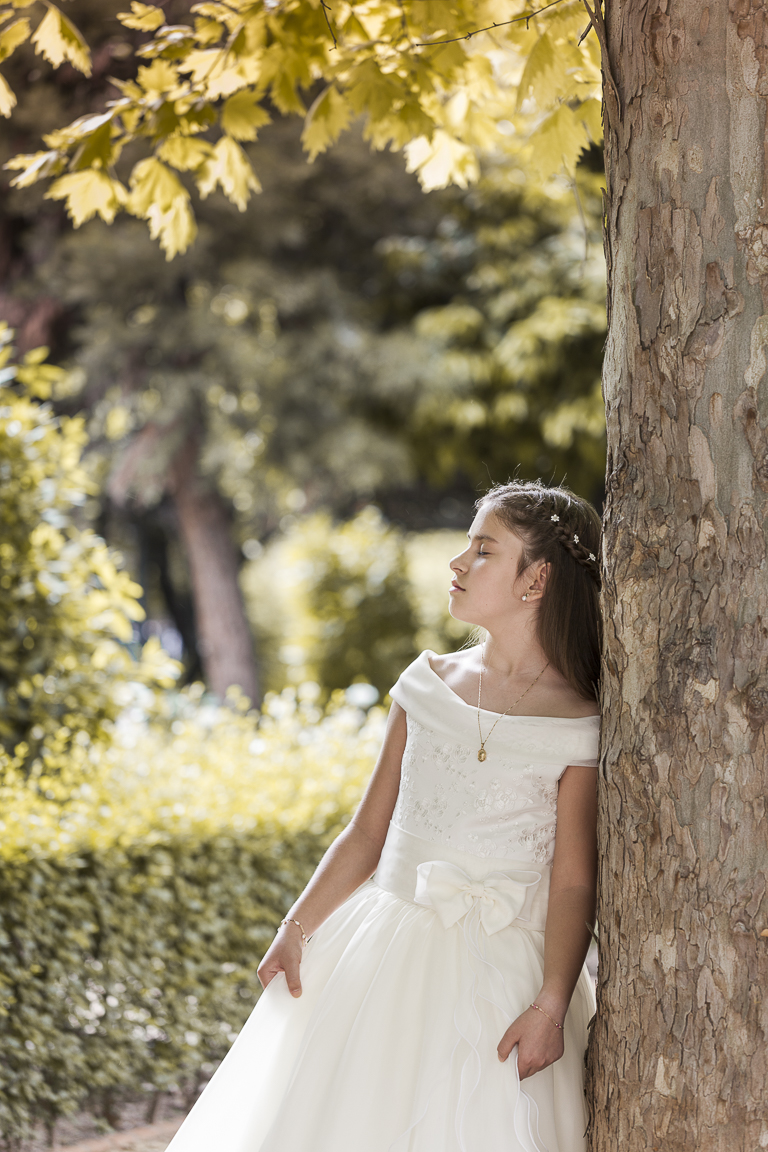 Retrato de niña vestida de comunión en exteriores