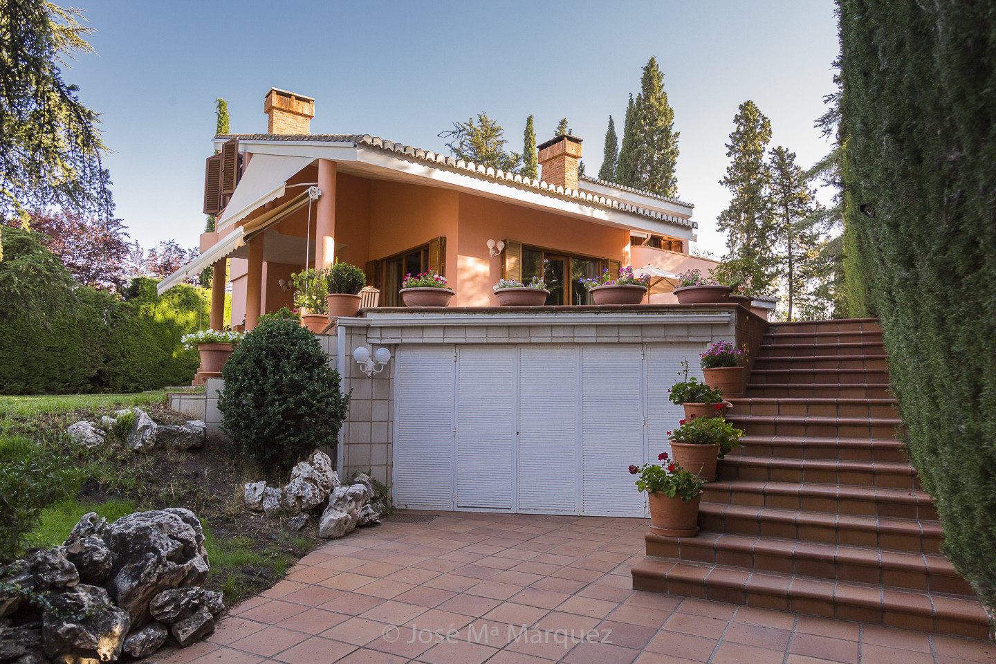 Escaleras de entrada y jardín.Chalet individual con piscina en Cortijo del Aire. Fotógrafo profesional en Granada