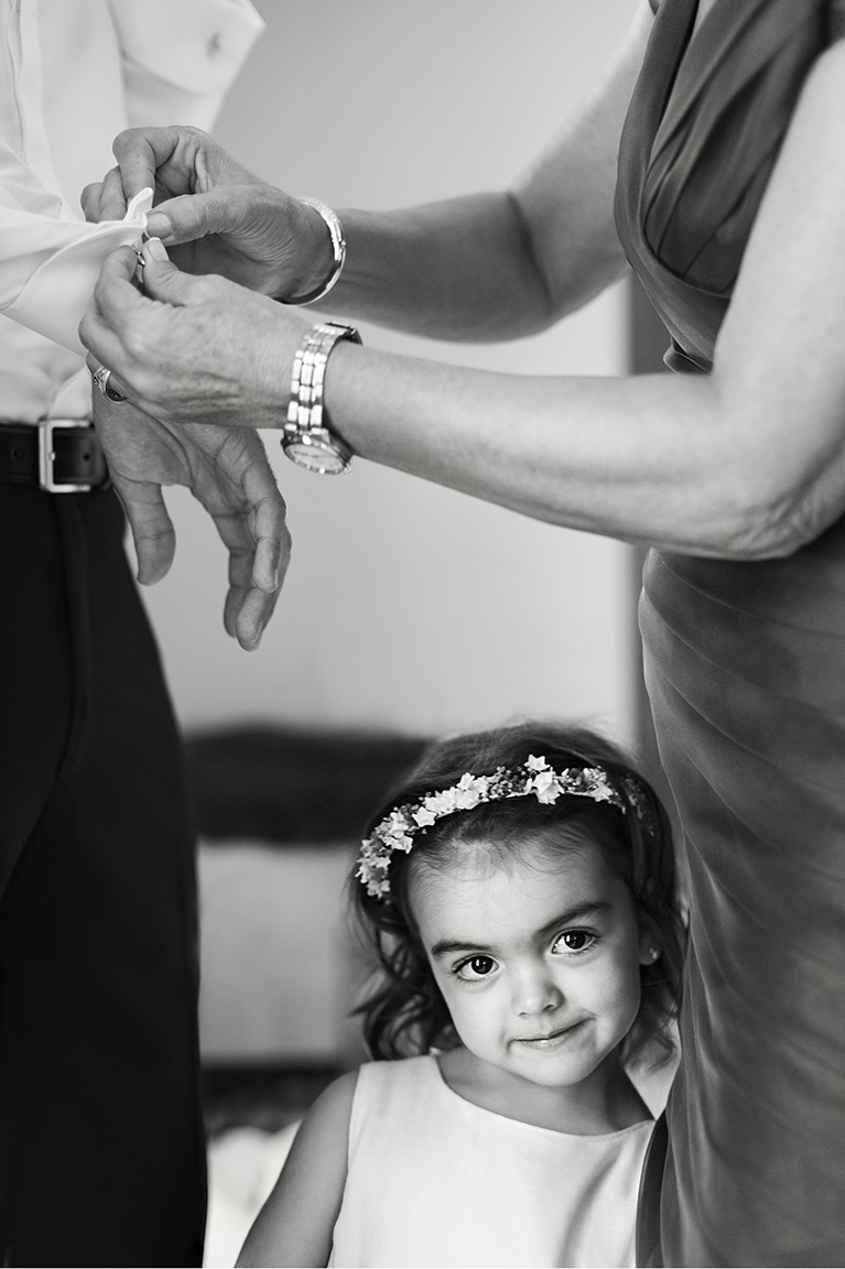 La pequeña damita de honor. Fotografía instantánea de boda