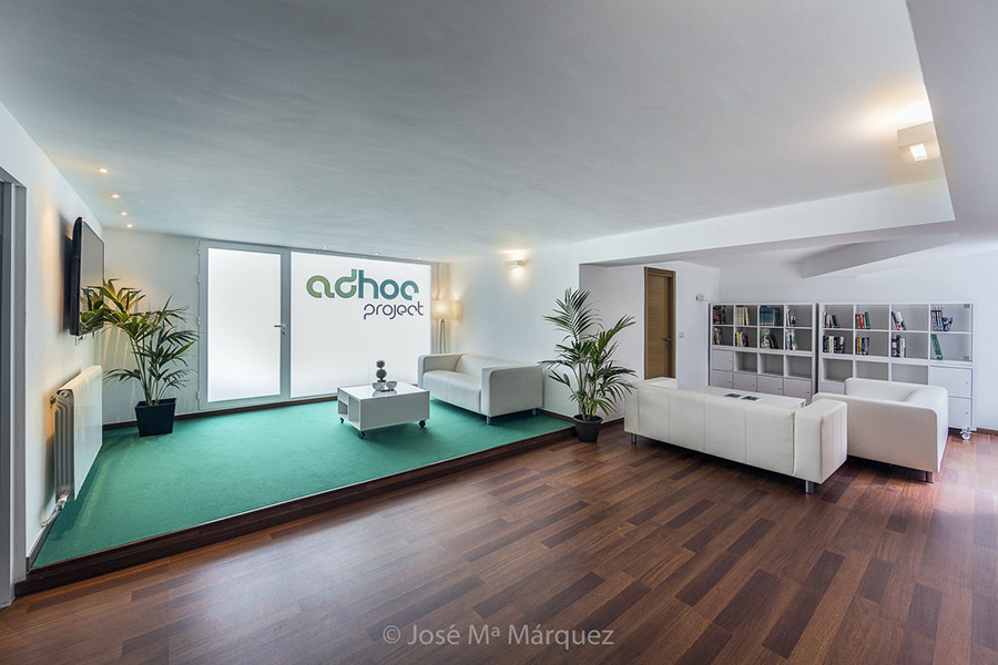 Fotografía de interiorismo publicitario. Salón con zona de televisión y de lectura. Residencia juvenil