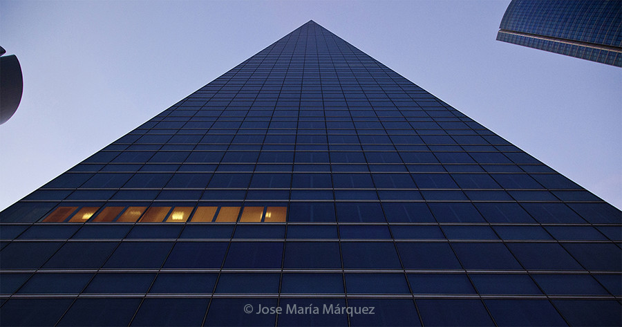 Fotografía de Arquitectura Creativa. Torre de Cristal Madrid interpretada como pirámide en la Hora Azul