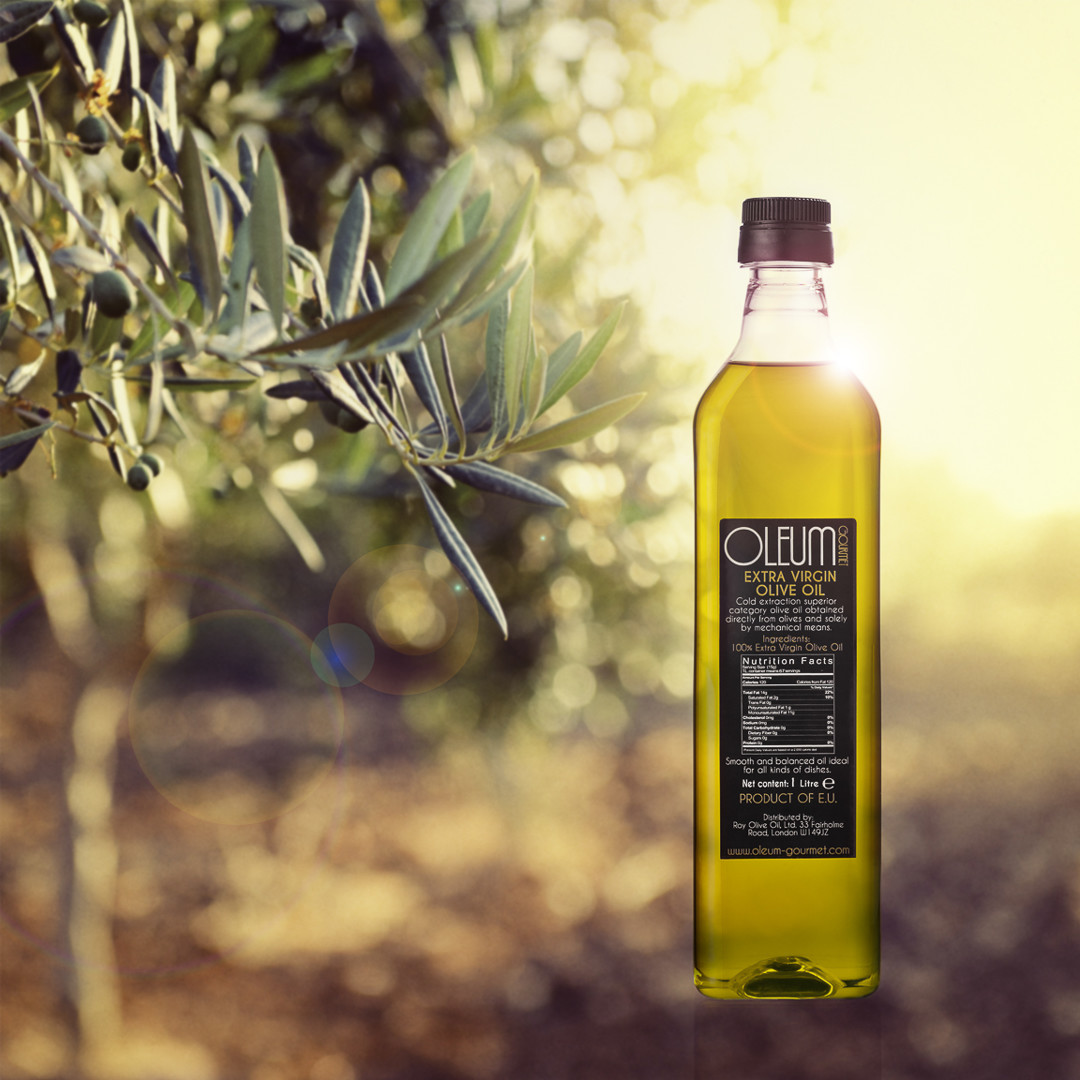 Fotografía publicitaria de Productos alimenticios. Fotomontaje con botella de aceite y puesta de sol en el olivar. Fotos de producto.