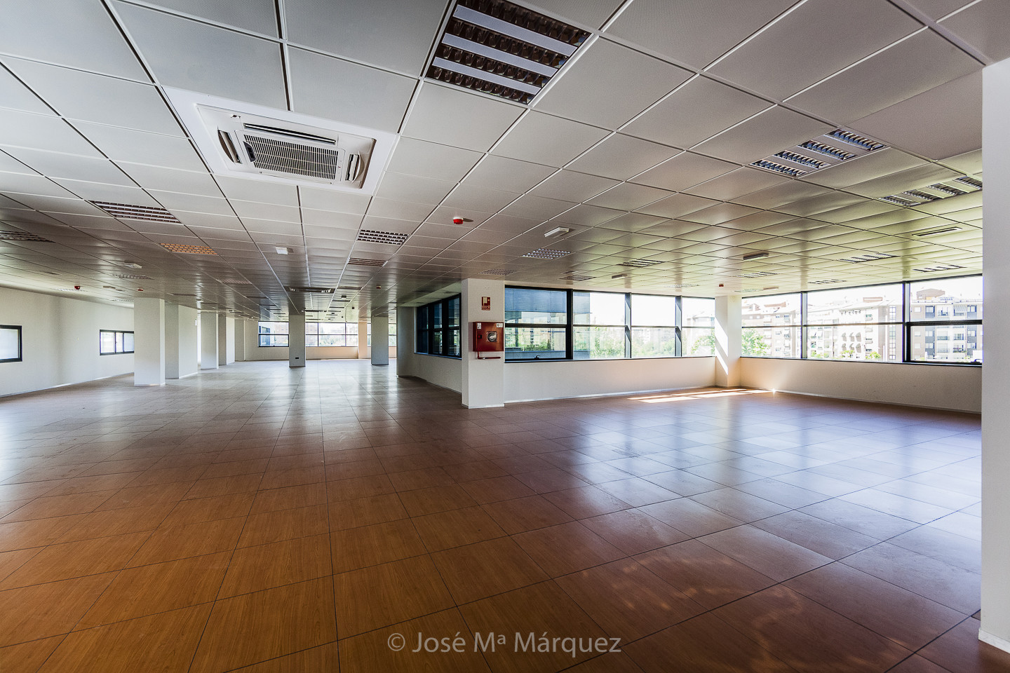 Planta diafana para alquiler de oficinas muy luminosas. Fotografía de edificios en Granada. Fotógrafo Profesional Planta diafana para alquiler de oficinas muy luminosas. Fotografía de edificios en Granada. Fotógrafo Profesional