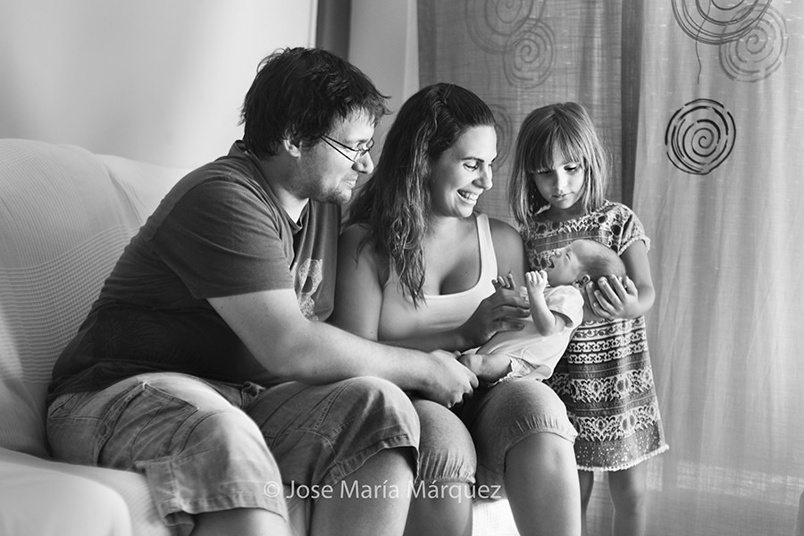 Retrato familiar con la hermanita mayor y su hermano recién nacido