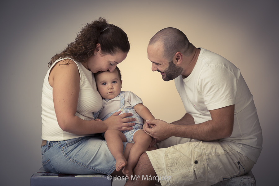 Retrato familiar en estudio. Papá, mamá y su bebé. Sesión en el estudio del fotógrafo de granada José María Márquez