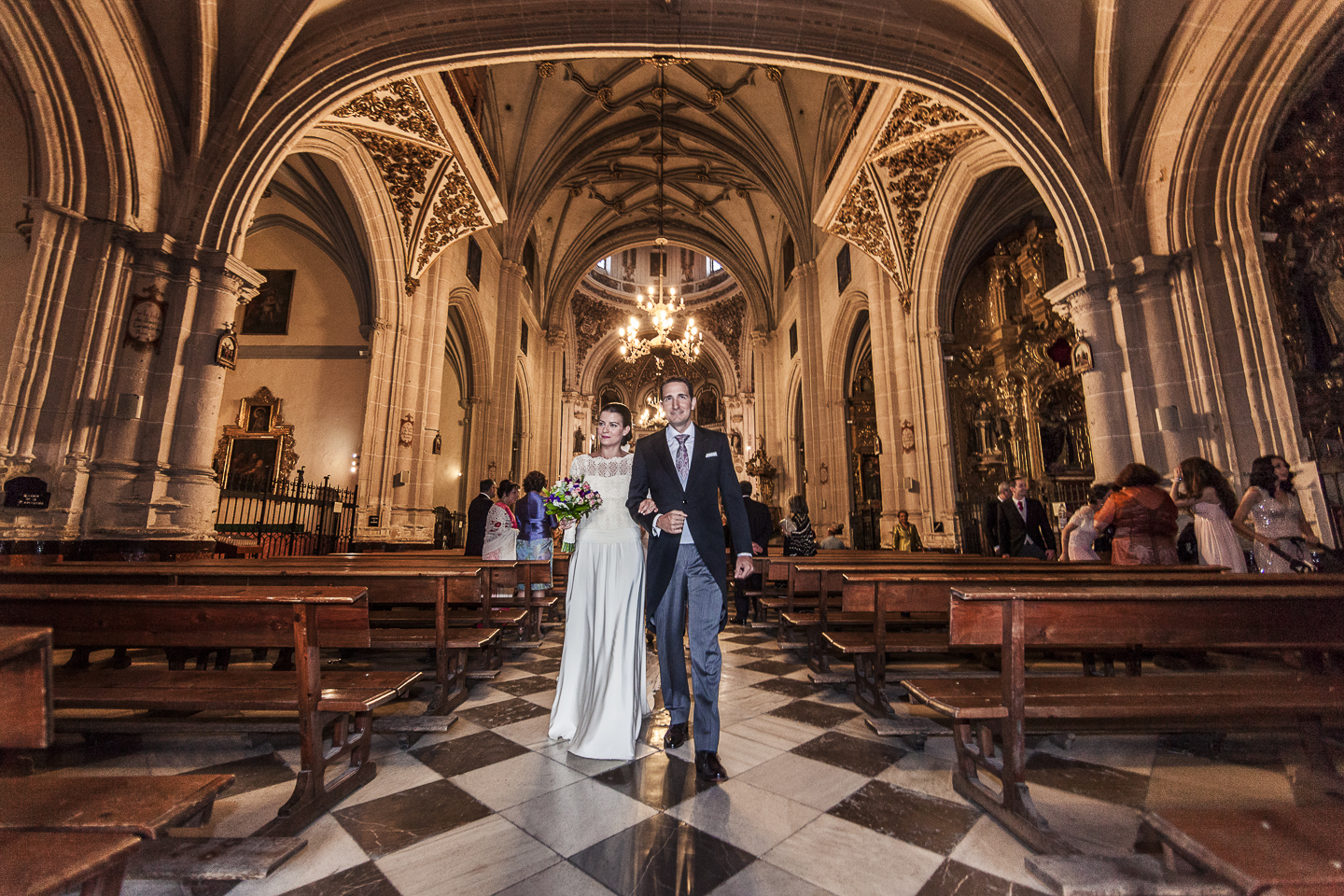 Fotografía instantánea de boda con geometrías, fugas, lineas, etc.
