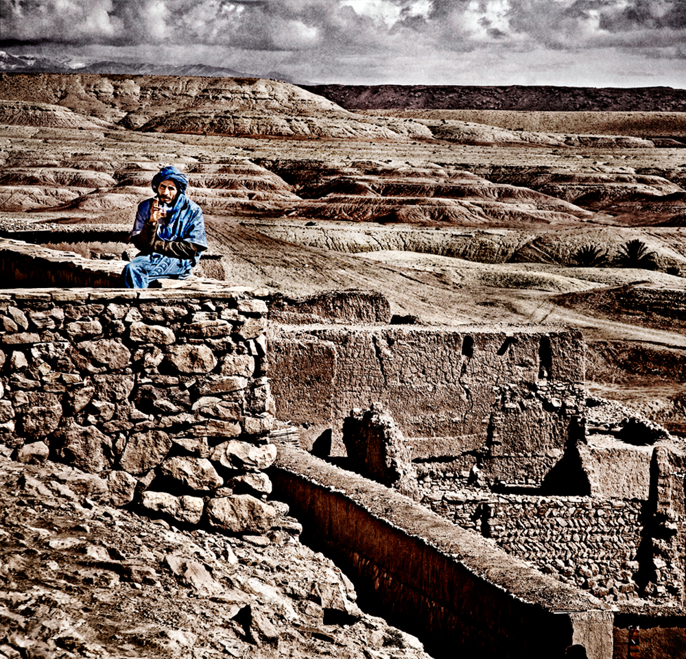 Marruecos. Retrato de un tuareg tomando un té en la Kasbah de Ait Ben Haddou.