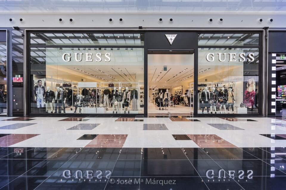 superávit miércoles repentino Reportaje de interiorismo publicitario para Guess tienda de moda en el  Centro Comercial Nevada en Granada - José María Márquez. Fotógrafo de  Granada.